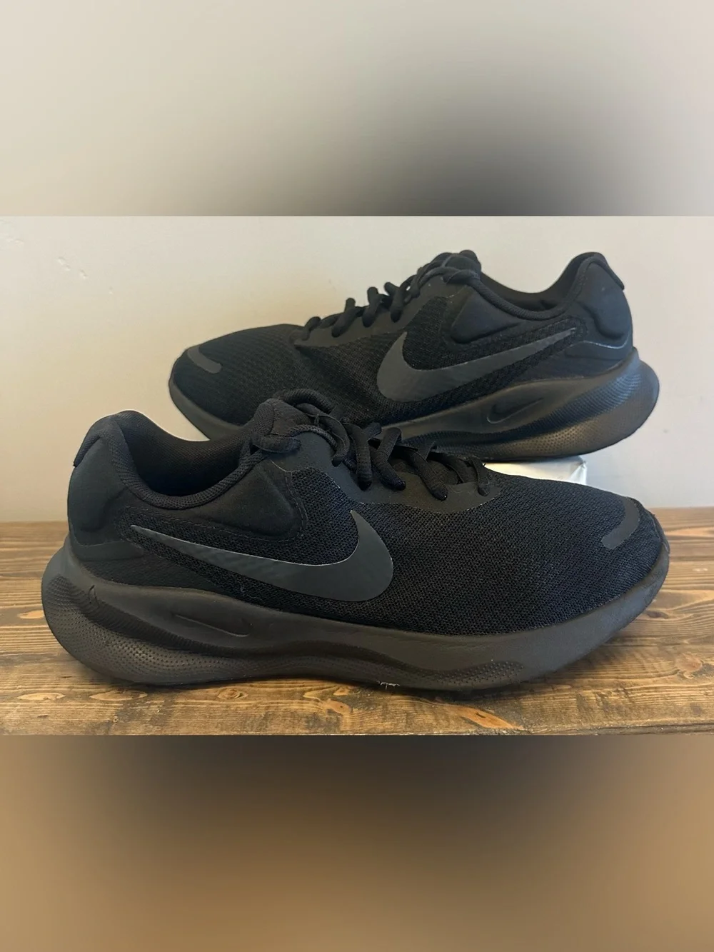 Nike Revolution 7 Running Shoes Black Sneakers Mens 7.5 W or Women’s 8.5 W